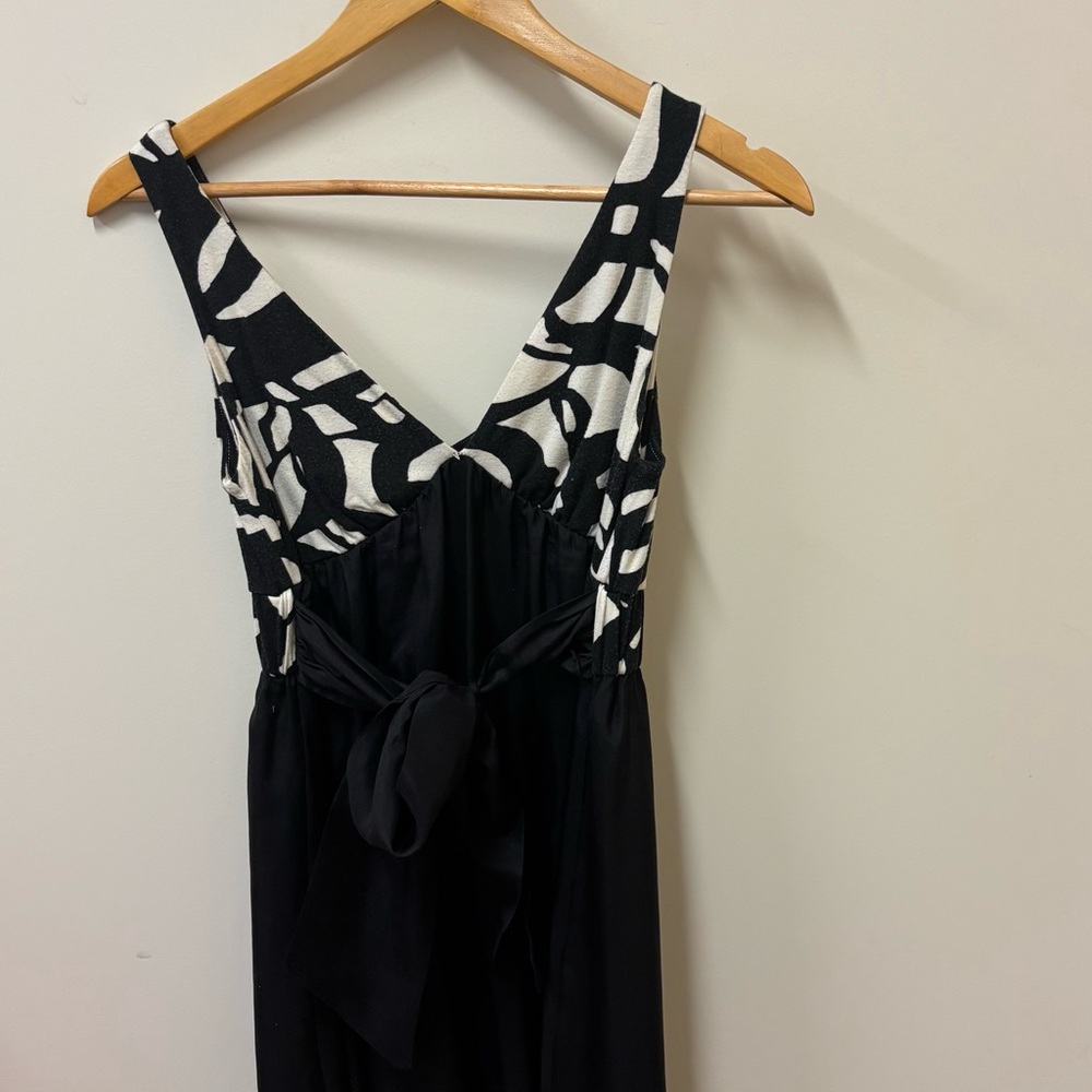 Elegant Black and White Sleeveless Dress